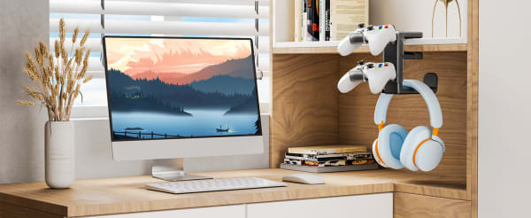 デスク脇に設置されたコントローラースタンド