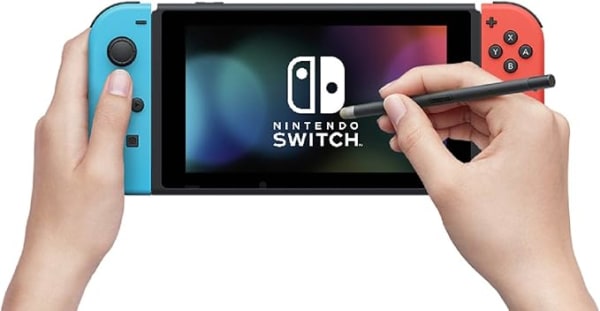 Switchをタッチペンで操作する人