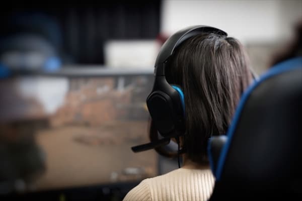 ボイスチャットをする女性