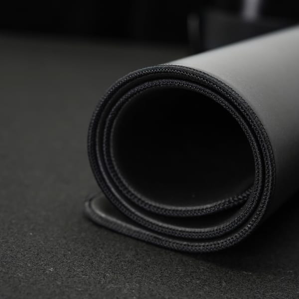 丸められた布製マウスパッド