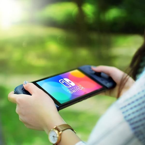 Switchのグリップコントローラーを持つ人