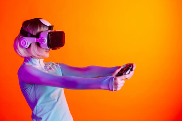 VRゲームで遊ぶ女性