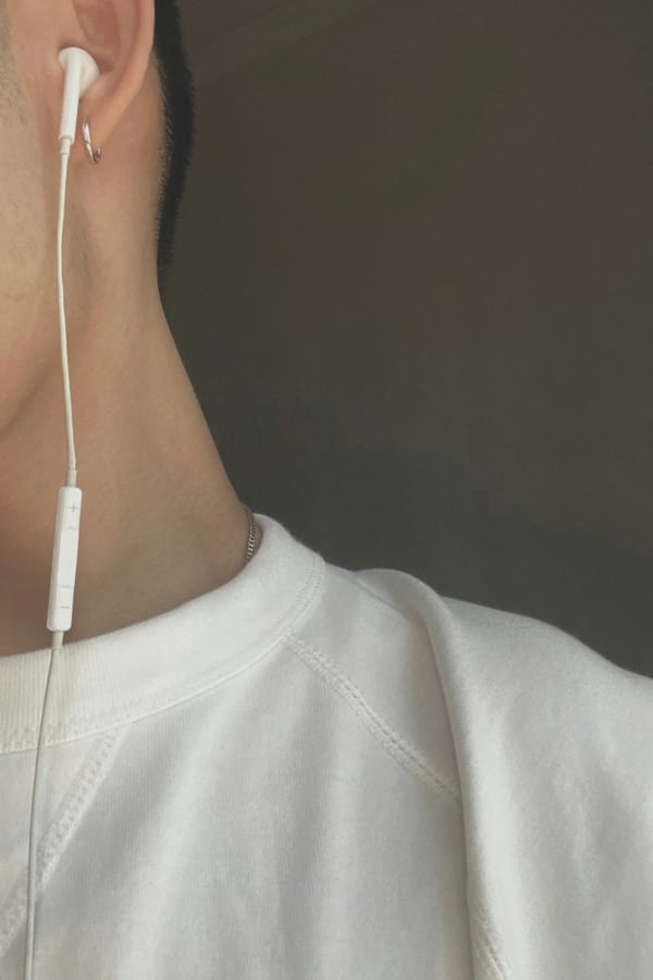 有線イヤホンを装着した男性