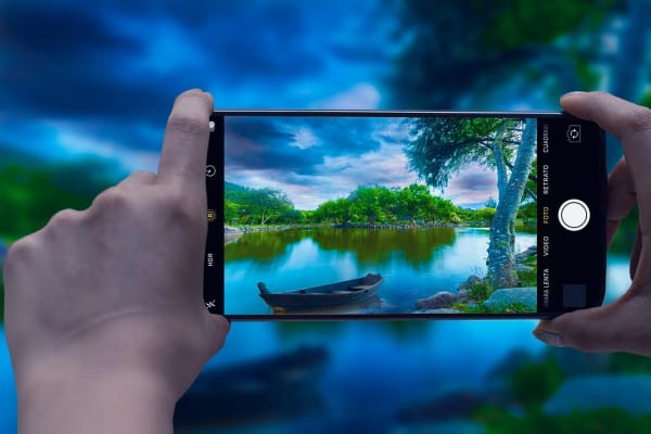 フィールド全体を写したスマホ