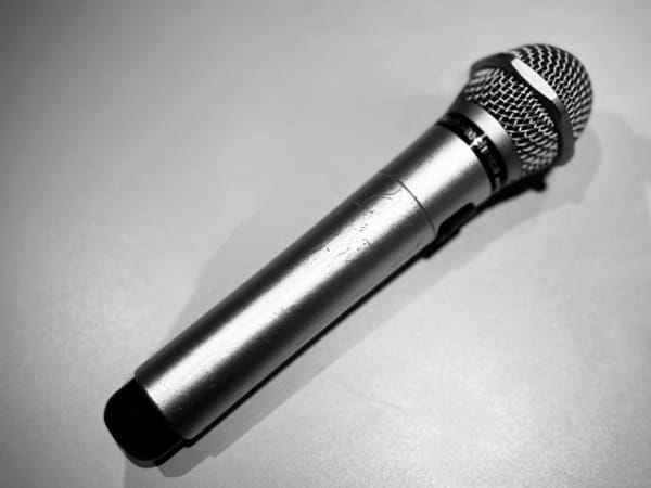 銀色のマイク