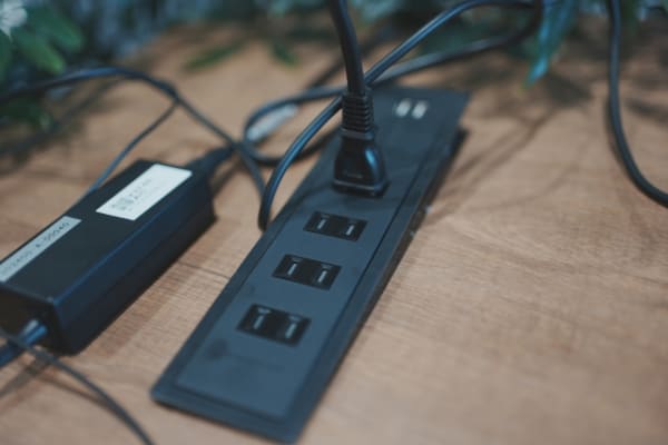 黒い電源タップ