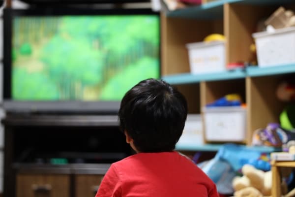 テレビゲームをしている子供