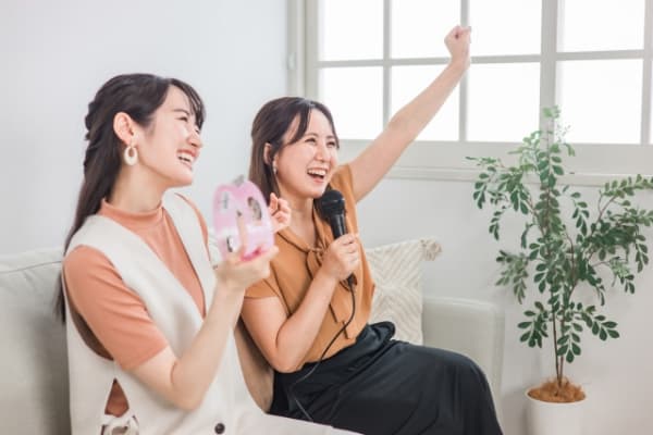 カラオケをする女性