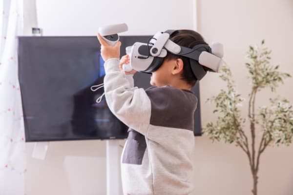 VRで遊ぶ子供