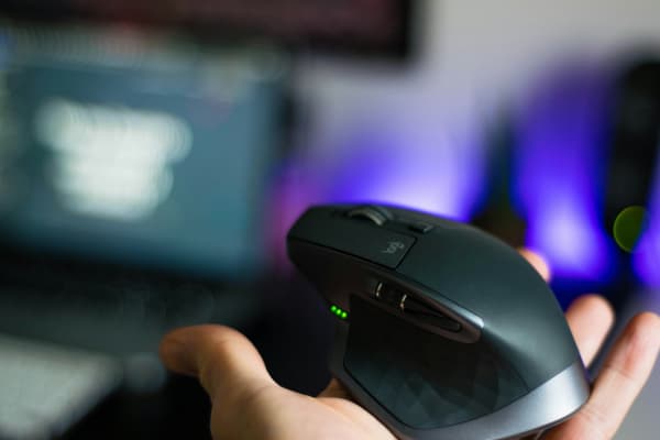 手のひらに乗せたゲーミングマウス
