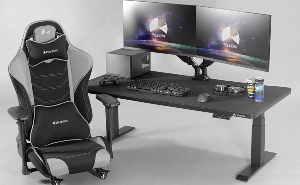 モニターやPCが配置されたゲーミングローデスク