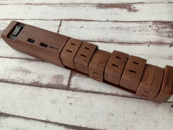 木目調の電源タップ