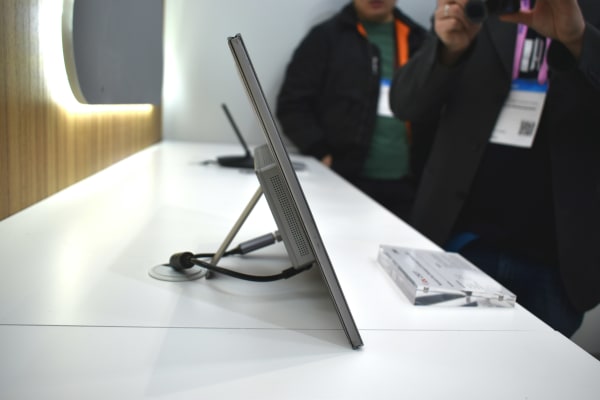 スタンド付きのモバイルモニター