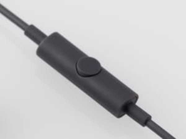 有線イヤホンのマイク付きコントローラー