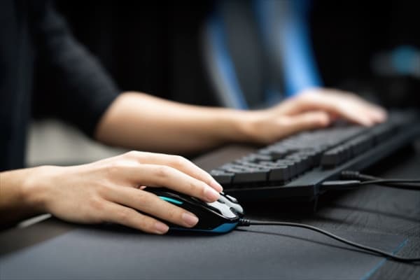 ゲーミングマウスでゲームをする人