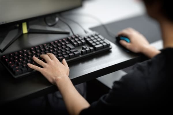 PCゲームをする人の手元