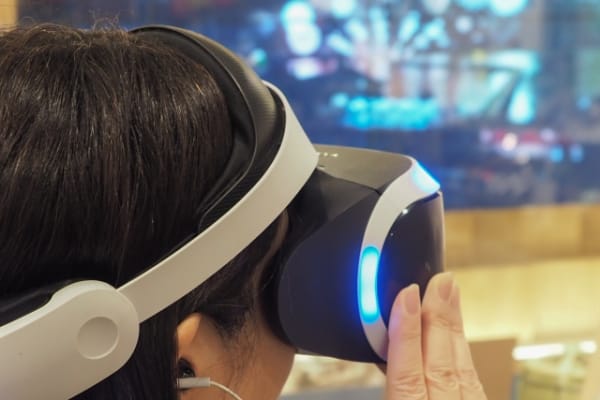 VRゴーグルを装着した人