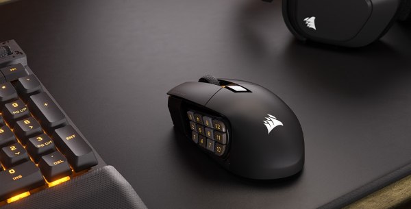 デスク上の多ボタンゲーミングマウス