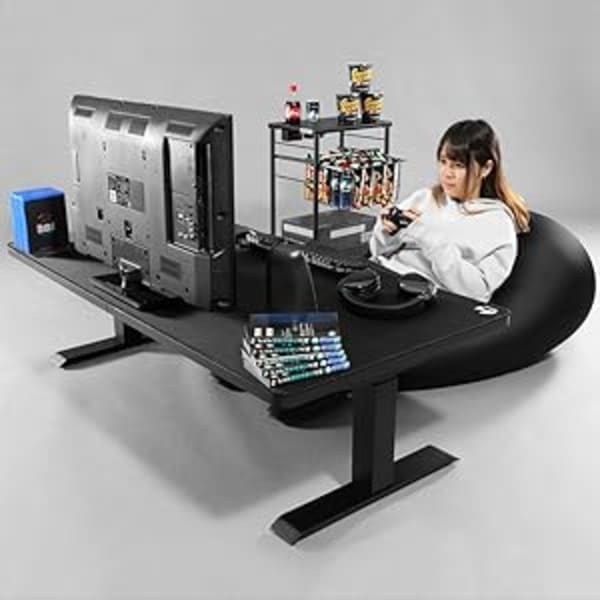 ゲーミングローデスクの前に座りくつろぐ女性