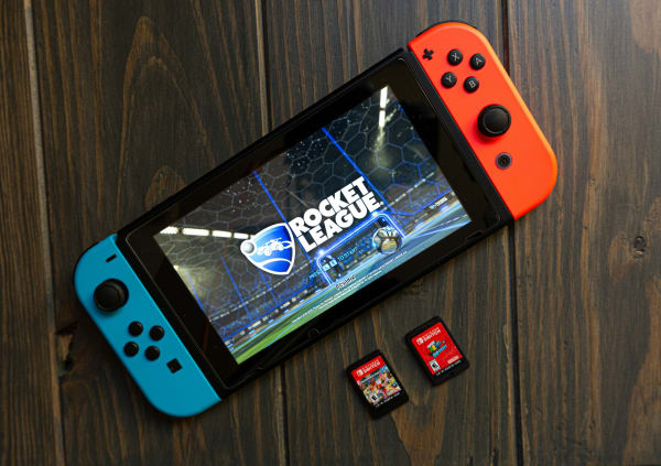 テーブルに置かれたNintendo Switch本体とソフト