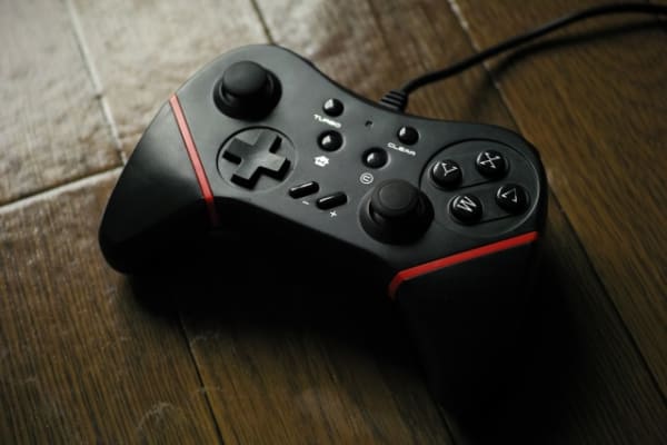 黒に赤ラインが入ったコントローラー